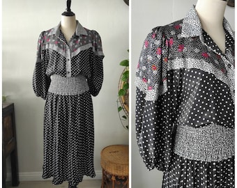 80's Mod SUSAN FREIS noir / blanc / rouge / violet polka dot multi pattern print poly / jupe plissée / 3/4 puff slv. robe midi S/M