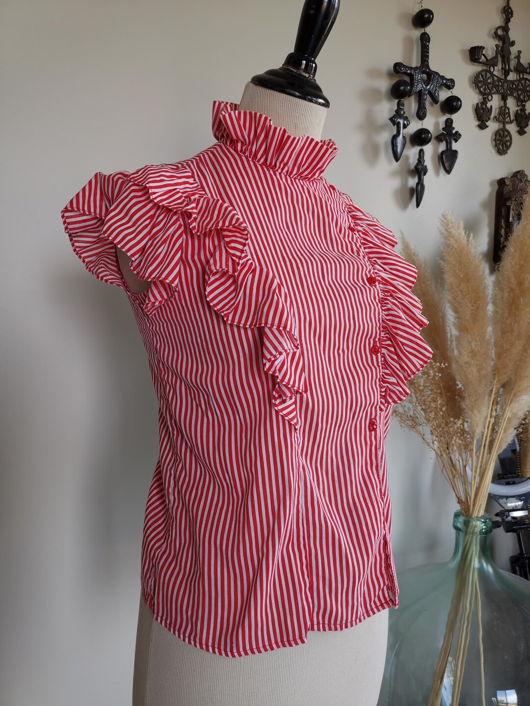 Damen-Kostüm-Shirt Langarm Mit Rüschenkragen – Rot-Weiß Gestreift, Gr. XXXL Damen-Kostüm-Shirt Langarm Mit Rüschenkragen – Rot-Weiß Gestreift, Gr. XXXL