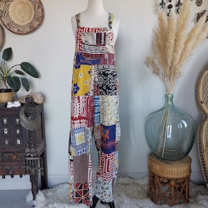 Może przedstawiać: Komplet z patchworku z różnymi kolorowymi wzorami i tkaninami. Komplet ma szerokie nogawki i luźny krój.