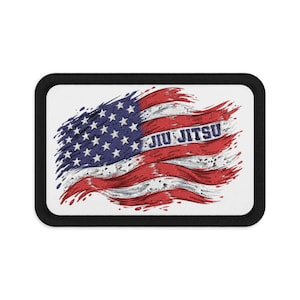Puede incluir: Un parche rectangular bordado con un borde negro que presenta un diseño de bandera estadounidense desgastada en rojo, blanco y azul. El texto JIU JITSU está impreso en letras mayúsculas azules en negrita sobre el centro del gráfico de la bandera.