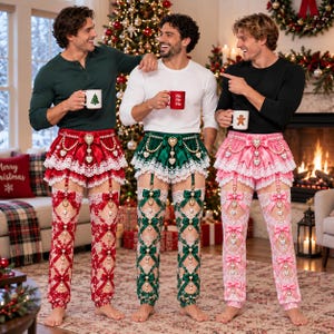 Puede incluir: Tres pares de leggings decorativos con temática navideña que incluyen una falda de encaje con volantes, dijes en forma de corazón y lazos de satén. Los leggings presentan intrincados patrones de encaje en colores rojo, verde y rosa.