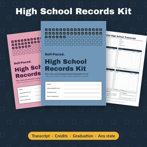 Op de afbeelding: Een High School Records Kit met drie documentsjablonen in roze, blauw en wit. De covers tonen de tekst High School Records Kit, Self-Paced en velden voor leerlinggegevens. Een cijferlijstpagina toont tabellen voor resultaten.