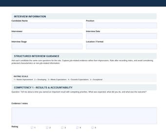 Può includere: Un modulo di valutazione strutturata del colloquio e del candidato con intestazione blu scuro. Include campi per le informazioni sul colloquio, linee guida strutturate, una scala di valutazione da 1 a 5 e risultati di competenza.