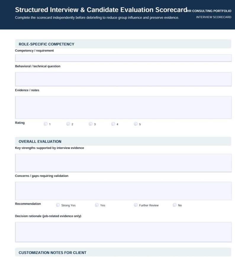 Może przedstawiać: Ustrukturyzowany formularz oceny kandydata i wywiadu z ciemnoniebieskim nagł&oacute;wkiem. Zawiera sekcje dotyczące kompetencji specyficznych dla roli, pytań behawioralnych, notatek z dowodami, skali ocen od 1 do 5 oraz opcji rekomendacji dla rekrutera.