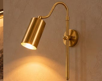 Aplique de pared de latón de mediados de siglo, lámpara de pared con enchufe ajustable, luz de lectura de latón vintage, lámpara de mesilla de noche moderna.
