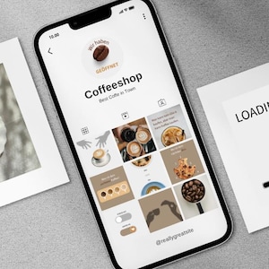 Könnte beinhalten: Ein Smartphone zeigt ein Social-Media-Profil für einen Coffeeshop mit einem Raster aus kaffeebezogenen Bildern, flankiert von zwei quadratischen Drucken: einer mit einer Tasse Kaffee und einer mit der Grafik und dem Text LOADING COFFEE.