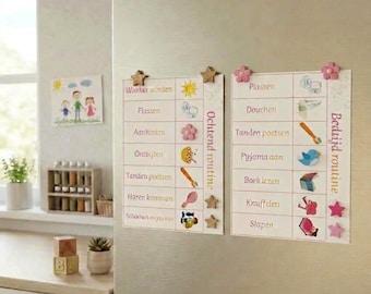 Può includere: Due tabelle rettangolari fissate su una superficie metallica, intitolate Ochtend routine e Bedtijd routine. Le tabelle presentano testo in olandese e icone colorate per le attività quotidiane, decorate con magneti a forma di stella e fiore.