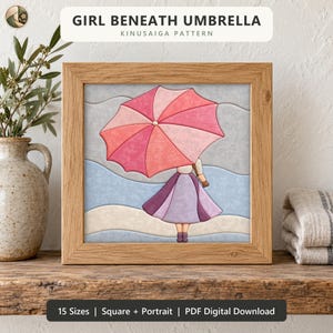 Puede incluir: Una obra de arte cuadrada enmarcada titulada GIRL BENEATH UMBRELLA KINUSAIGA PATTERN. La imagen muestra una figura sosteniendo un paraguas grande rosa y rojo, con falda y botas moradas, sobre un fondo de ondas azules y grises superpuestas.