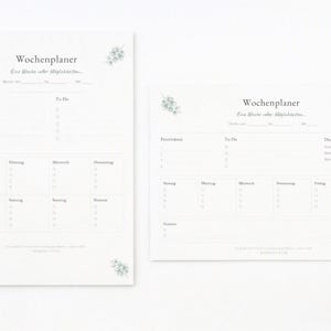 Könnte beinhalten: Zwei weiße Wochenplaner mit dem Text Wochenplaner und Eine Woche voller Möglichkeiten. Die Planer enthalten Abschnitte für Prioritäten, To-Do-Listen und Wochentage, verziert mit kleinen Illustrationen von grünen Eukalyptusblättern.