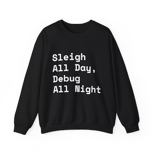 Peut inclure: Un sweat-shirt noir à manches longues avec le texte blanc imprimé sur le devant qui indique Sleigh All Day, Debug All Night. Le vêtement présente une encolure ronde, des manches longues avec des poignets côtelés et un ourlet côtelé noir.