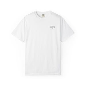 Op de afbeelding: Een wit t-shirt met korte mouwen, een ronde hals en een kleine zwarte afbeelding op de linkerborst. De afbeelding bestaat uit de tekst "OFFLINE SOCIETY" in een schreeflettertype, direct boven een klein icoon van een wereldbol.
