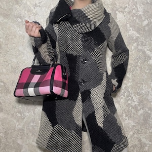 Casaco de malha xadrez vintage Y2K com gola grande assimétrica e padrão patchwork texturizado. Estética gótica extravagante. (Tamanho G)