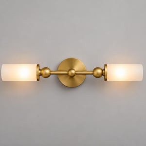 Könnte beinhalten: Eine horizontale Wandleuchte mit einer runden Messing-Wandhalterung und einer Mittelstange mit drei kugelförmigen Akzenten. An beiden Enden befinden sich zylindrische Lampenschirme aus Milchglas, die ein warmes, sanftes Licht abgeben.