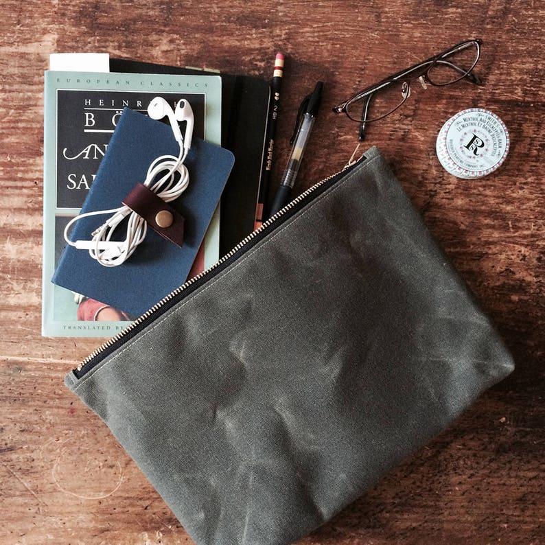 Donker olijf gewaxt canvas etui met messing rits, minimalistische stijl utility pouch, grote rits reistas, canvas etui afbeelding 5