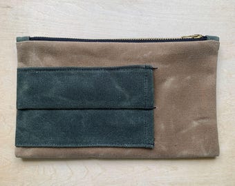 Estuche con cremallera de lona encerada, color arena con compartimentos para bolígrafos color verde oliva oscuro, edición limitada.