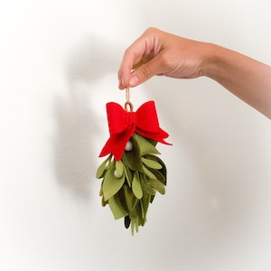 Felt Mistletoe || Christmas Mistletoe with Bow || Handmade Mistletoe || Christmas Decor || Holiday Decor|| Holiday Gift Idea