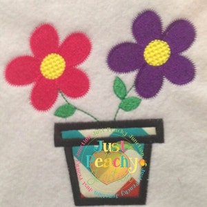 Design de bordado à máquina com apliques de flores desabrochando