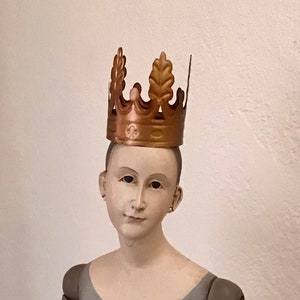 Crown The Little Cesar Metal, for Home Décor, Santos Cage Doll