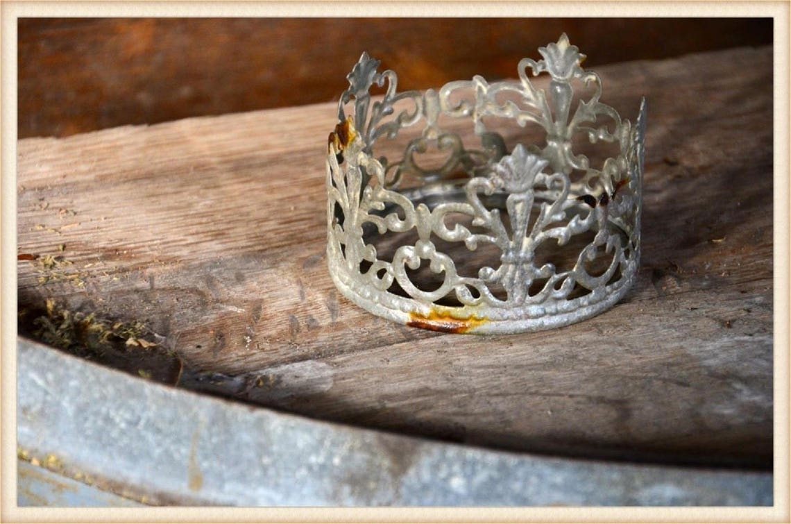 This Zinc Crown ifperefect for home decor