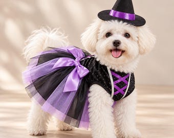 Puede incluir: Un perro blanco con un disfraz de bruja negro y morado que incluye una falda de tul con lazo de satén, un corpiño con detalles plateados y un sombrero de bruja negro a juego con una cinta morada. Disfraz diseñado para mascotas pequeñas.