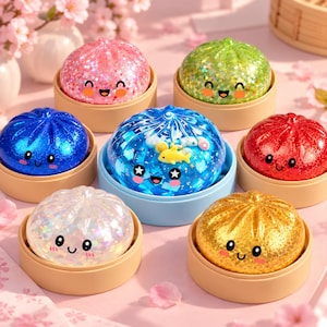 Peut inclure: Sept jouets ronds et souples en forme de raviolis avec des visages souriants, chacun reposant dans un petit récipient circulaire. Les jouets ont des surfaces pailletées roses, vertes, bleues, rouges, dorées et blanches irisées.