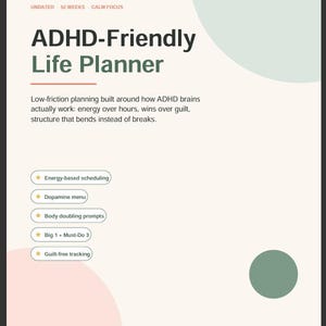 Puede incluir: Una página de planificador digital titulada ADHD-Friendly Life Planner con fondo crema, acentos circulares en verde y rosa suave, y texto que enumera funciones como programación basada en energía y menú de dopamina.