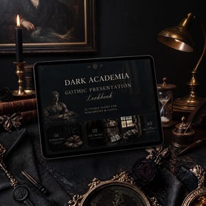 Può includere: Uno schermo di tablet che mostra un Dark Academia Gothic Presentation Lookbook con 32 diapositive per PowerPoint e Canva. Il testo include 2025, Dark Academia, Gothic Presentation, Lookbook, Introduction, The Origins e The Aesthetic.