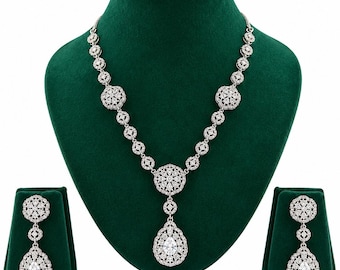 Parure de mariée élégante en cristal (collier et boucles d'oreilles) : un bijou d'exception pour les mariages, les fêtes et les occasions spéciales.