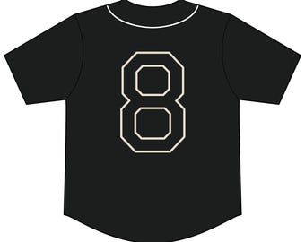 Può includere: Una maglia da baseball nera a maniche corte con un bordo bianco attorno allo scollo rotondo e un grande numero 8 centrato, in un carattere beige con contorno, sulla parte anteriore. Il capo presenta un taglio atletico classico con orlo curvo.