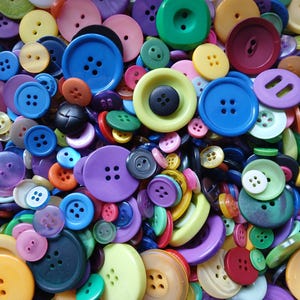 100 Assorted Sewing Buttons 3.99 Shipping 1/4th to 1.5 Inch in Size New and Vintage