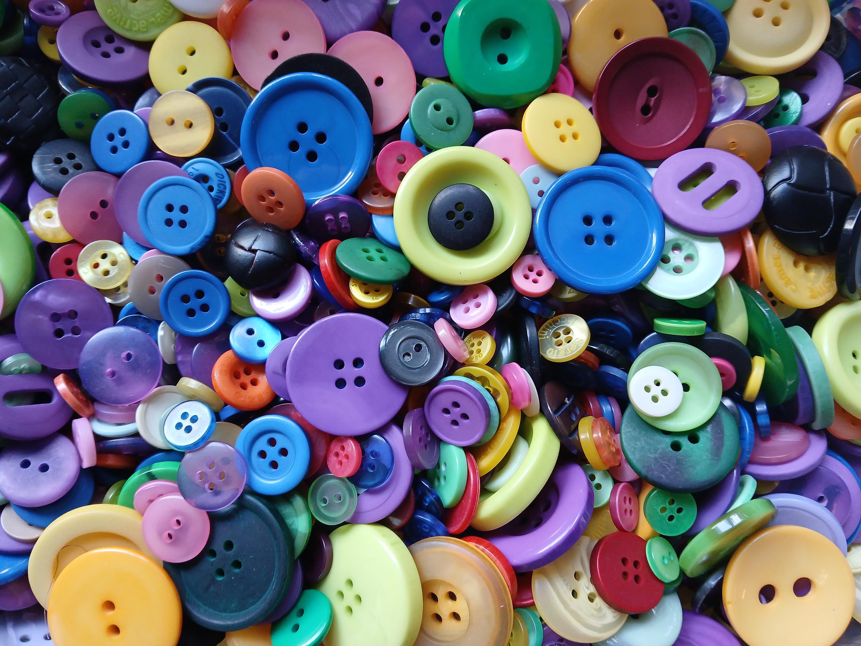 100 Assorted Sewing Buttons 3.99 Shipping 1/4th to 1.5 Inch in Size New and Vintage