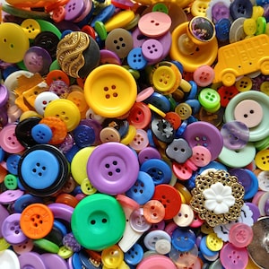 100 Assorted Sewing Buttons 3.99 Shipping 1/4th to 1.5 Inch in Size New and Vintage