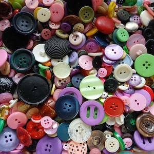 100 Assorted Sewing Buttons 3.99 Shipping 1/4th to 1.5 Inch in Size New and Vintage