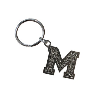 Llavero Letra M, L013KC, 1 1/2 Pulgada, Alfabeto, Inicial, Personalizado, Regalo, Metal, Grabado, Llavero, Llavero, Hecho en EE.UU.