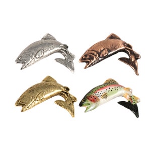 Pin saltador de trucha arco iris, pez saltador, peltre, F003, pasador de solapa de 1 1/4", sombrero, alfileres, broche, joyería, regalo, pesca, 100% hecho a mano en EE. UU.