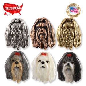Puede incluir: Seis figuritas de cabeza de perro Shih Tzu de resina de diferentes colores. Las figuritas son todas del mismo tamaño y forma, pero cada una tiene un color de pelaje diferente. Los colores son plateado, cobre, dorado, gris, blanco y negro.