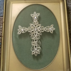 Enmarcado ESTÁ ACABADO Papel Quilled Decoración de pared cruzada hecha a mano, Cruz de filigrana de papel con pedrería