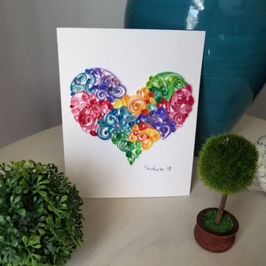 RAINBOW HEART Papel Quilled hecho a mano listo para ser enmarcado arte de la pared, filigrana de papel Rainbow Heart Decor