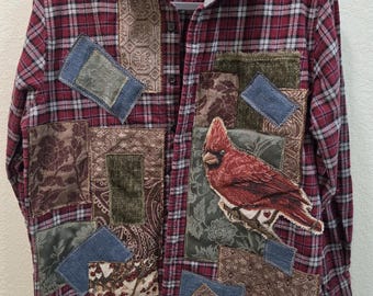 Camisa de franela Cardinal reciclada, camisa bohemia de patchwork a cuadros con botones, aplique de pájaro del bosque, chaqueta estilo cottagecore, talla M extragrande