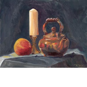 Può includere: Dipinto a olio di una natura morta con una teiera di rame, una candela alta in un candelabro dorato e un frutto rosso-arancio. Gli oggetti sono disposti su una superficie drappeggiata su uno sfondo scuro. Il dipinto ha una calda tavolozza di colori.