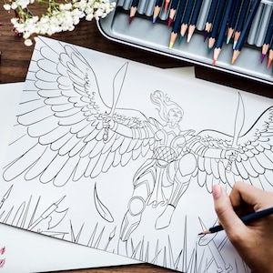 Puede incluir: Un dibujo en blanco y negro de un ángel con las alas extendidas, sosteniendo una espada en cada mano. El ángel lleva armadura y casco. El dibujo está en una hoja de papel blanco y se está coloreando con lápices de colores.