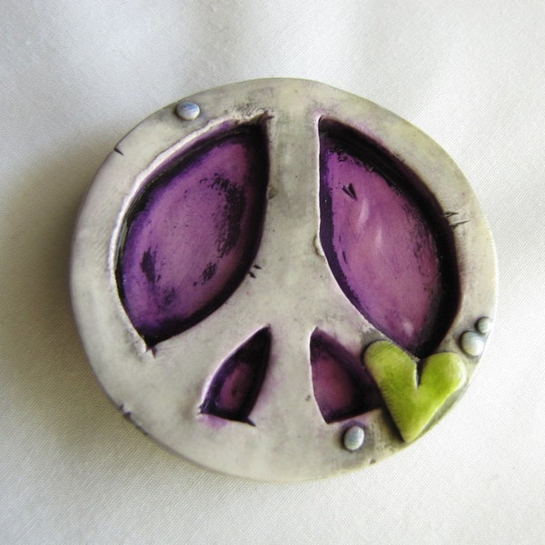 Peace sign magnet - Rustic Purple with green heart