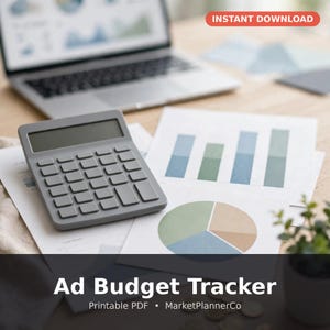 Könnte beinhalten: Ein grauer Taschenrechner auf weißen Papierdokumenten mit gedruckten Balken- und Kreisdiagrammen. Ein Laptop ist im Hintergrund zu sehen. Der Text auf dem Bild lautet: INSTANT DOWNLOAD, Ad Budget Tracker, Printable PDF, MarketPlannerCo.