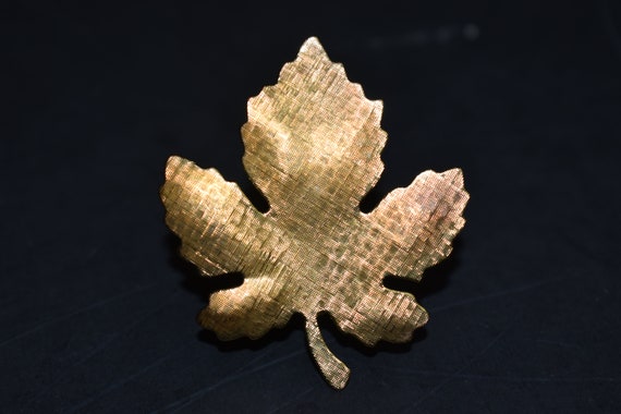 Vintage 1970s Gold Tone Metal Maple Leaf Or Oak L… - image 1