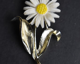 Vintage 1970s SARAH COVENTRY Daisy Pin Or Brooch Floral Shape With Gold Tone Stem And Leaves White Plastic Pedals Safety Pin Clasp