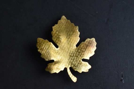 Vintage 1970s Gold Tone Metal Maple Leaf Or Oak L… - image 2