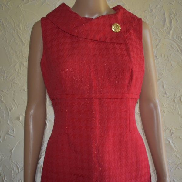 LIZ CLAIBORNE Red Houndstooth Pattern Sleeveless Dress Daytime Dinner Or Work Attire With Portrait Collar And Gold Tone Button Accent Sz 6