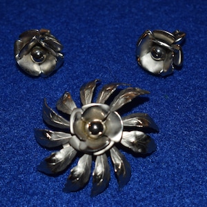 Circa 1950s To 1960s Mid Century Chrome Or Silver Tone Matching Flowers Jewelry Set With Pin Or Brooch And Clip On Earrings Floral Motif