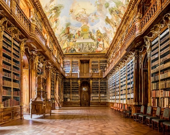 Op de afbeelding: Een groots bibliotheekinterieur met kamerhoge donkerhouten boekenplanken vol antieke boeken, een gepolijste parketvloer en een hoog gewelfd plafond versierd met een kleurrijk, gedetailleerd fresco van religieuze figuren.