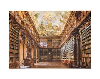 Op de afbeelding: Een legpuzzel met het interieur van een grote bibliotheek, voorzien van hoge donkerhouten boekenplanken, een centrale houten kast en een gedetailleerd fresco op het gewelfde plafond boven de rijen boeken.